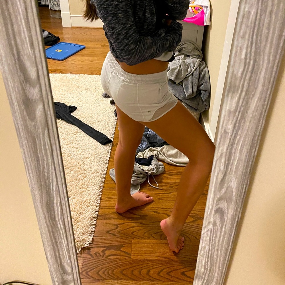 Lululemon White Hottie Hot Shorts 2.5” Size 2